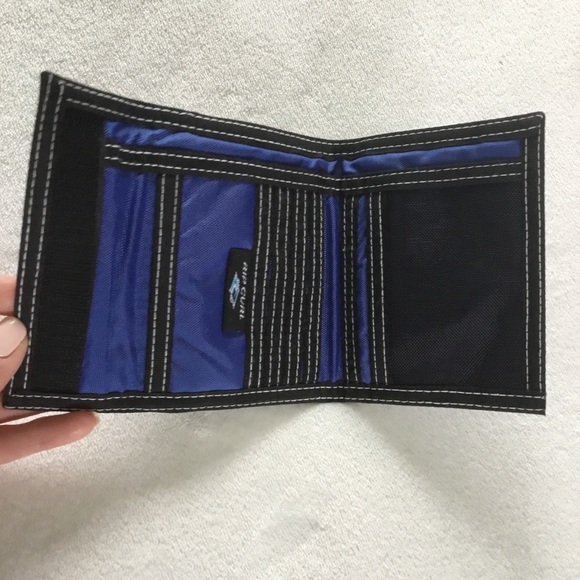 ๐ blue Rip Curl 90โs Velcro wallet - Picture 4 of 5